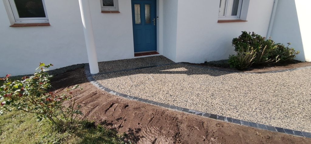 Espace cour - Béton désactivé révélant des granulats naturels, alliant esthétique et solidité autour des maisons à Saint-Gilles-Croix-de-Vie.