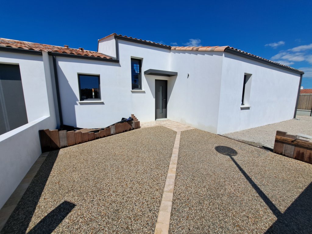 Espace cour - Béton désactivé révélant des granulats naturels, alliant esthétique et solidité autour des maisons à Saint-Gilles-Croix-de-Vie.