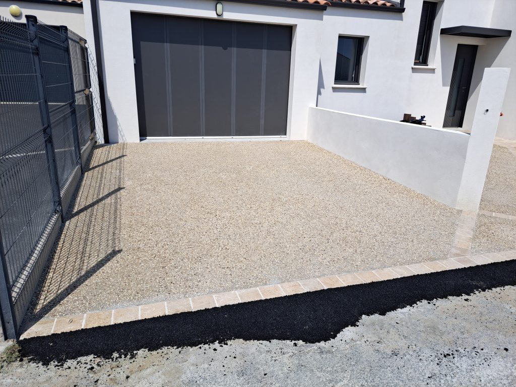 Espace cour - Béton désactivé révélant des granulats naturels, alliant esthétique et solidité autour des maisons à Saint-Gilles-Croix-de-Vie.
