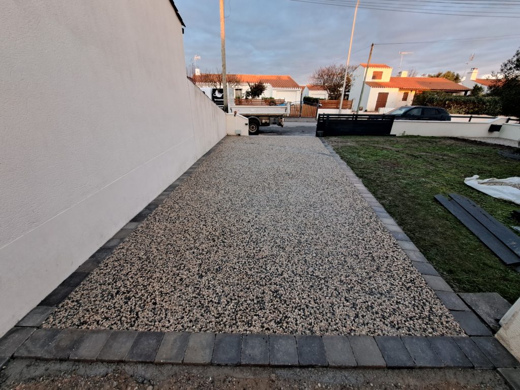 Espace cour - Béton désactivé révélant des granulats naturels, alliant esthétique et solidité autour des maisons à Saint-Gilles-Croix-de-Vie.