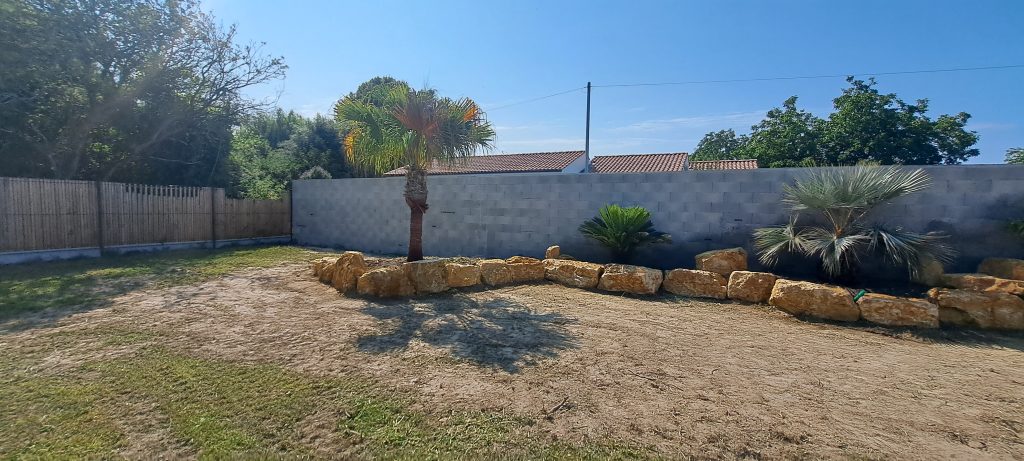 Enrochement paysager réalisé dans une cour au Fenouiller en Vendée